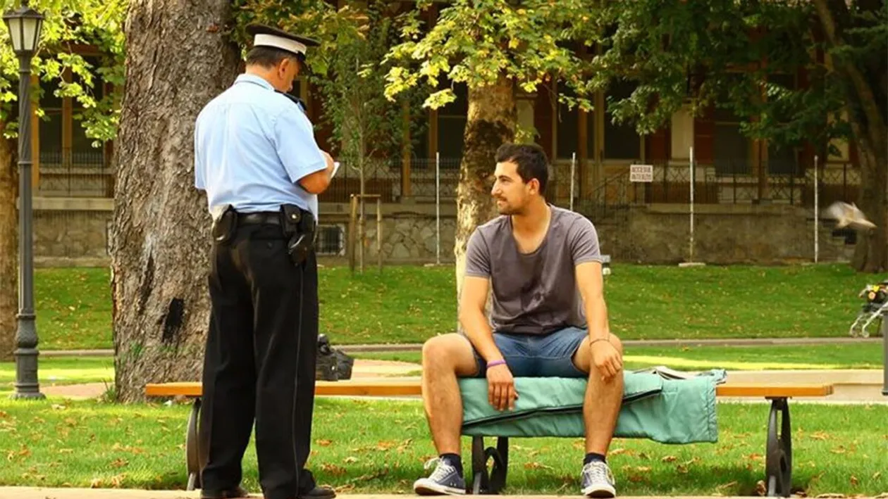 AMENDĂ de 500 de lei pentru românii care fac acest GEST nepotrivit în public. Mulți îl consideră banal, dar legea…