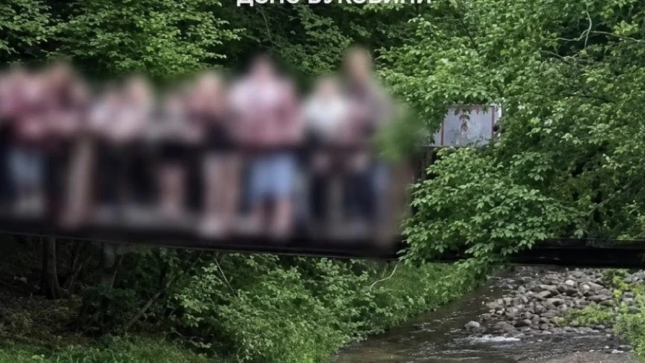 Pod de lemn PRĂBUȘIT sub greutatea oamenilor! ZECI de persoane se aflau pe el, iar 6 au…