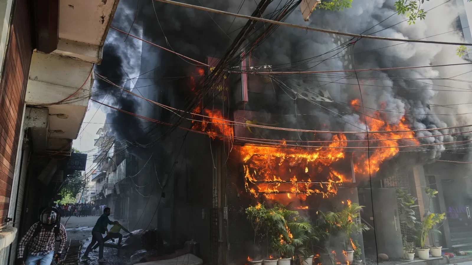 Cel puțin 21 de persoane au decedat într-un INCENDIU izbucnit la un hotel din…