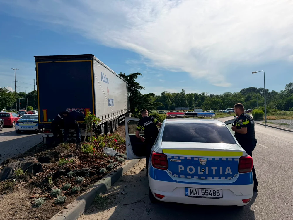 DEZASTRU în trafic! Un șofer de TIR a lovit 10 mașini și un autobuz, apoi s-a…