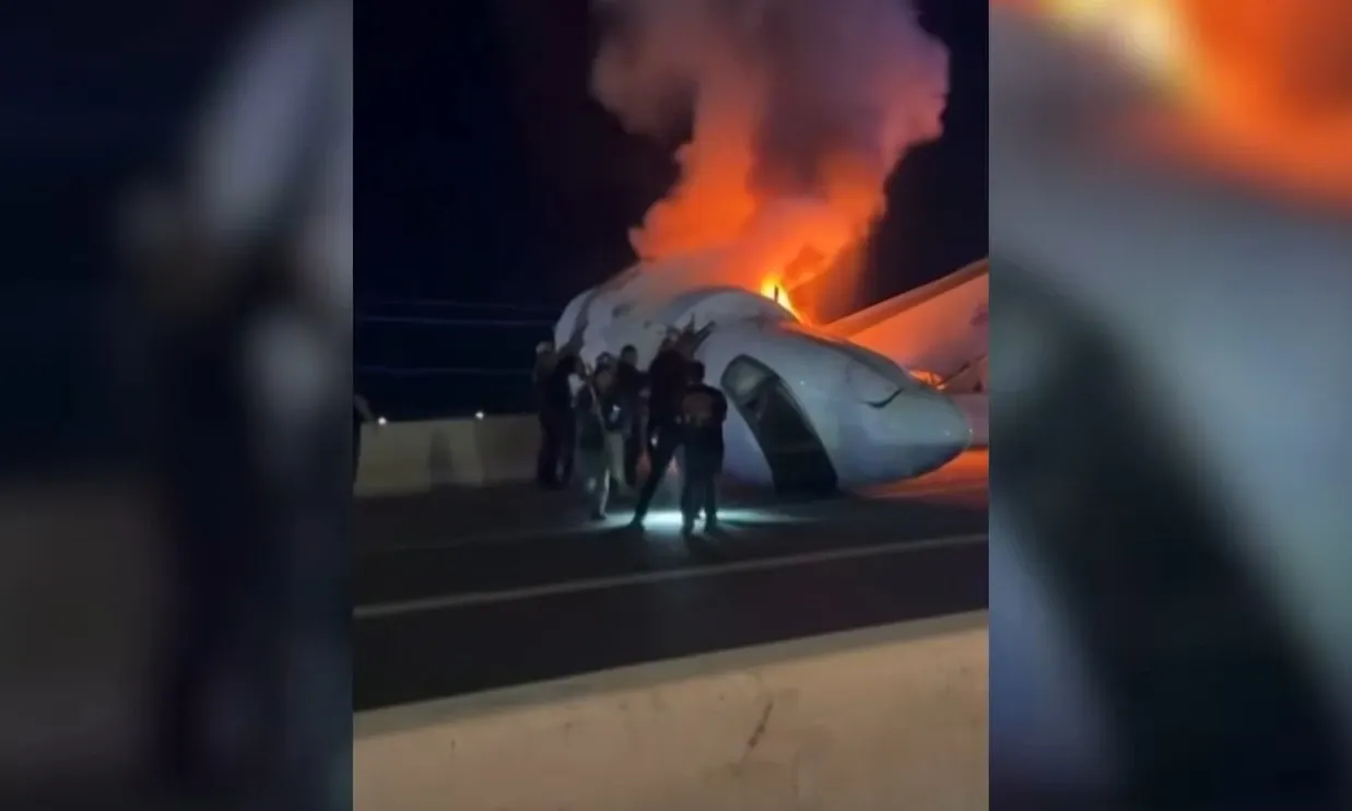 Momente DRAMATICE pe o autostradă! Un avion privat s-a prăbușit, iar șoferii au spart geamurile pentru a salva pasagerii. Din păcate…